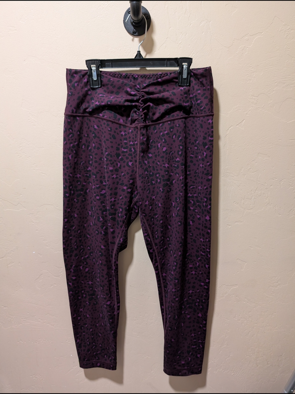 EUC Victoria's Secret ON POINT  Leopard/Cheeta Print Ruched Leggings Large
